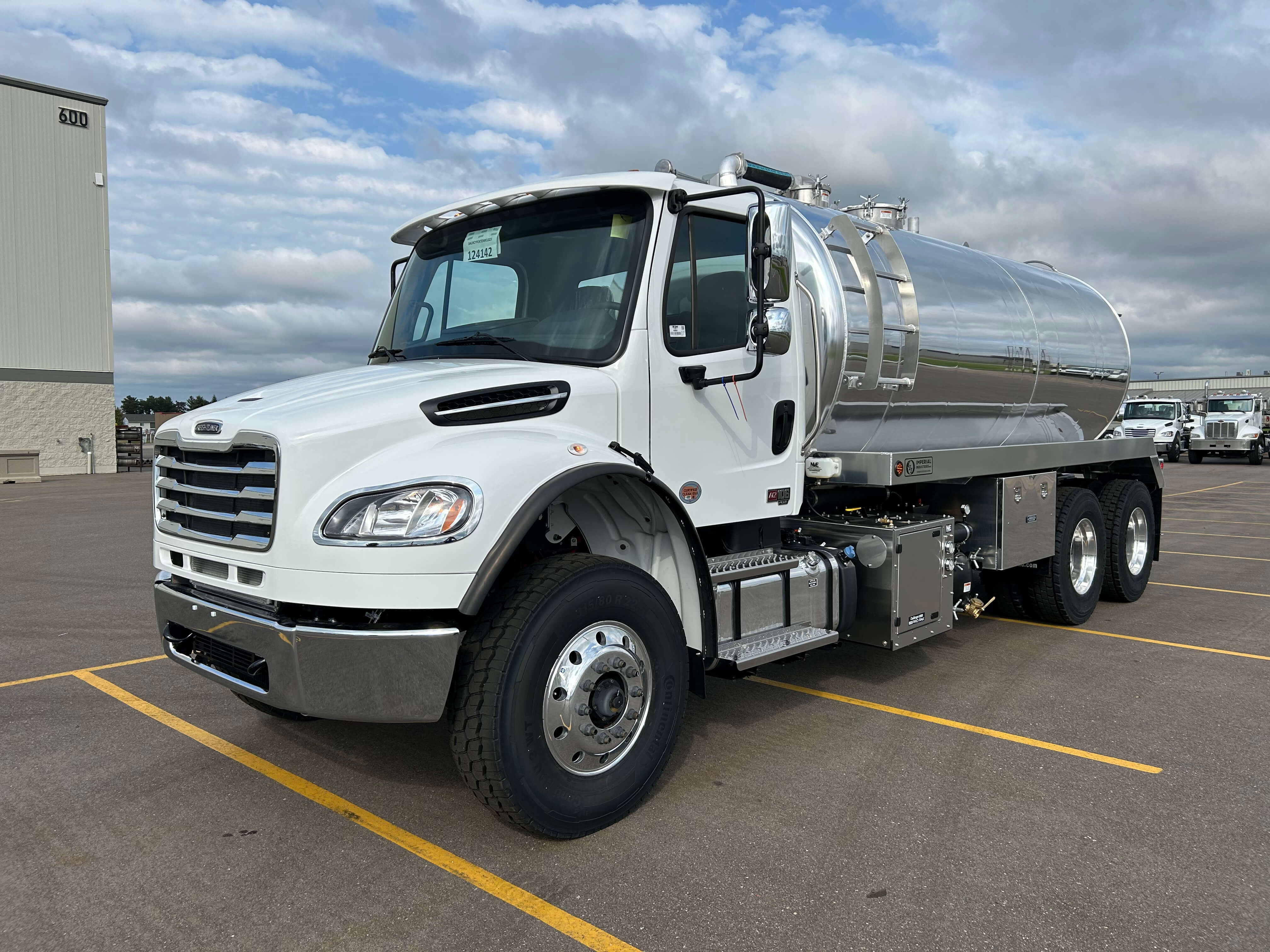 2027 FREIGHTLINER BUSINESS CLASS M2 106 in Crestwood, IL