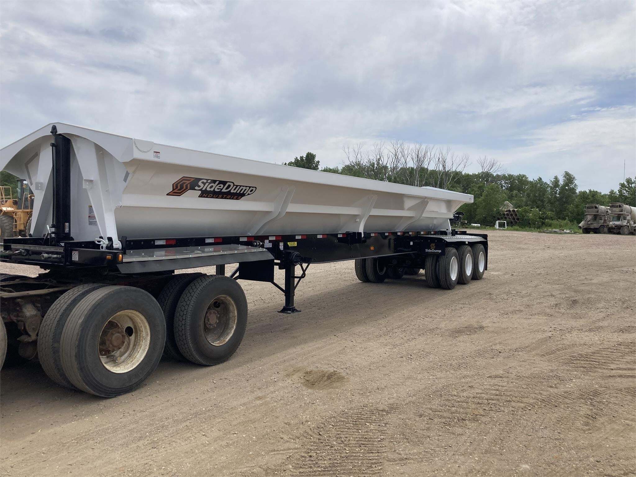 2025 SIDE DUMP INDUSTRIES 34 TRI AXLE in Vermillion, ME