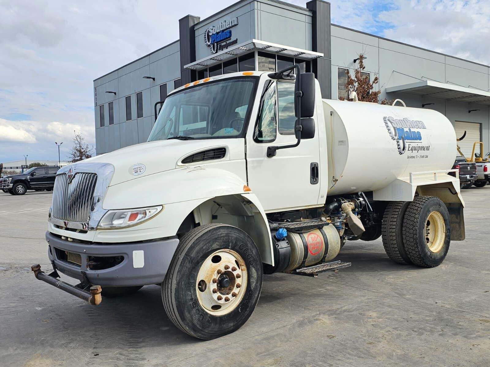2015 INTERNATIONAL DURASTAR 4300 in San Antonio, TX