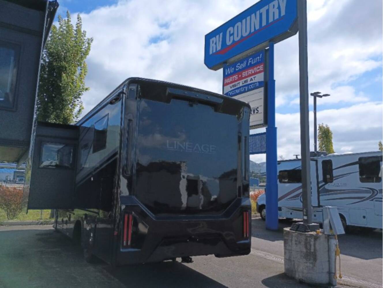 A photo of this 2026 Grand Design Lineage Series M 25TK