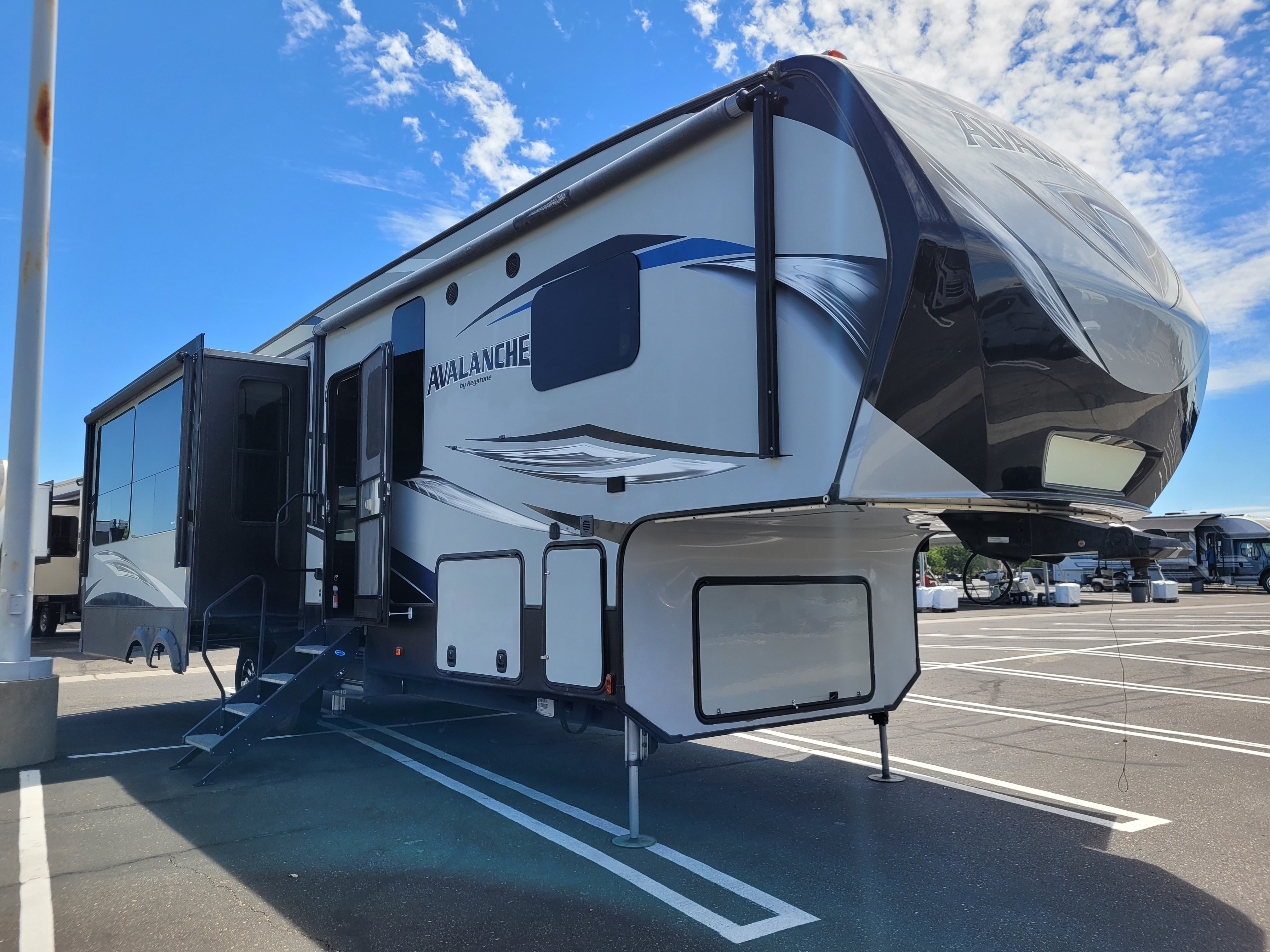 2017 Keystone Avalanche 300RE in fresno CA