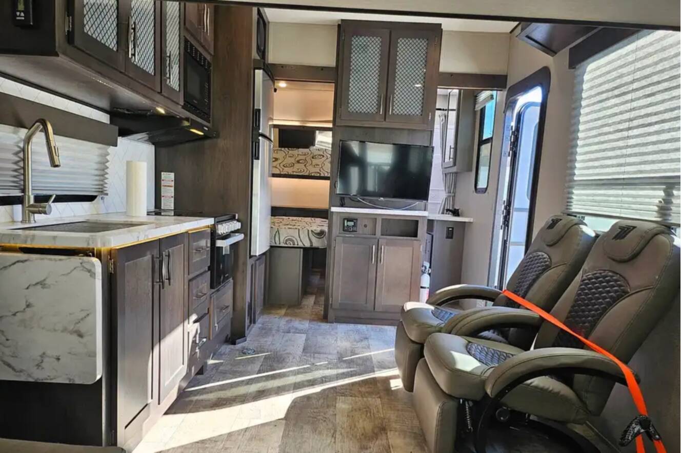 A photo of this 2023 Grand Design MOMENTUM G-CLASS 23G