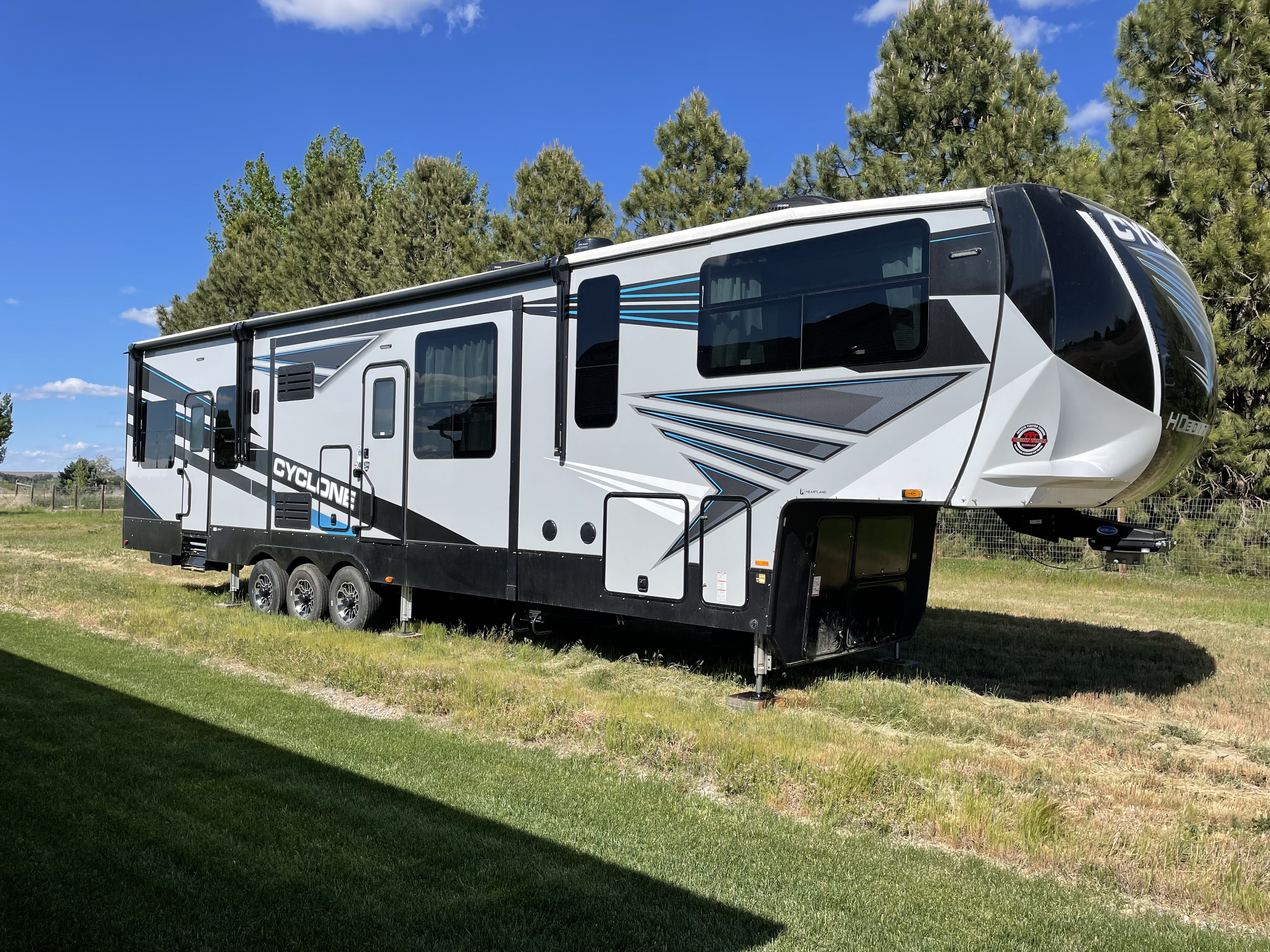 2022 Heartland CYCLONE 4006 RV
