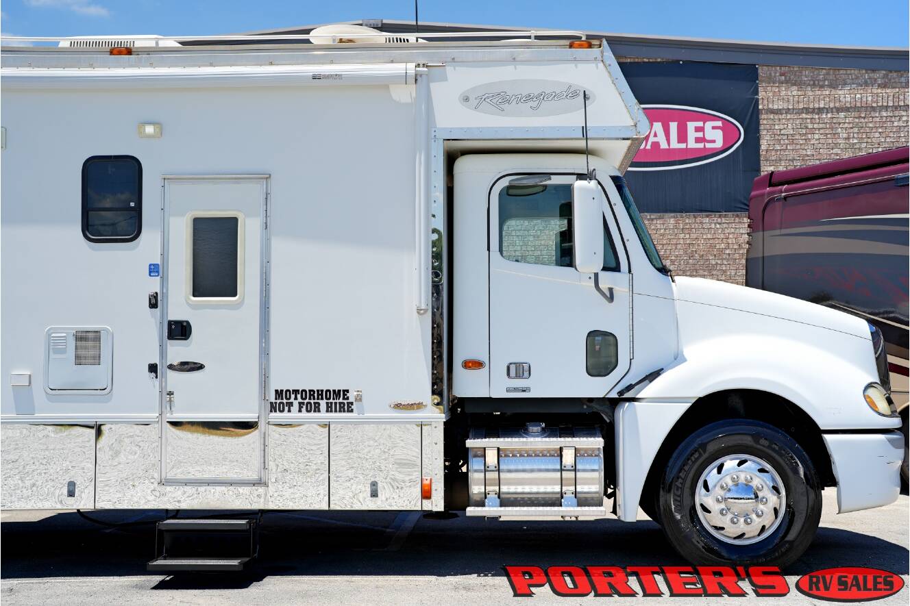 A photo of this 2004 Renegade Sport Deck 17TLQ Toterhome
