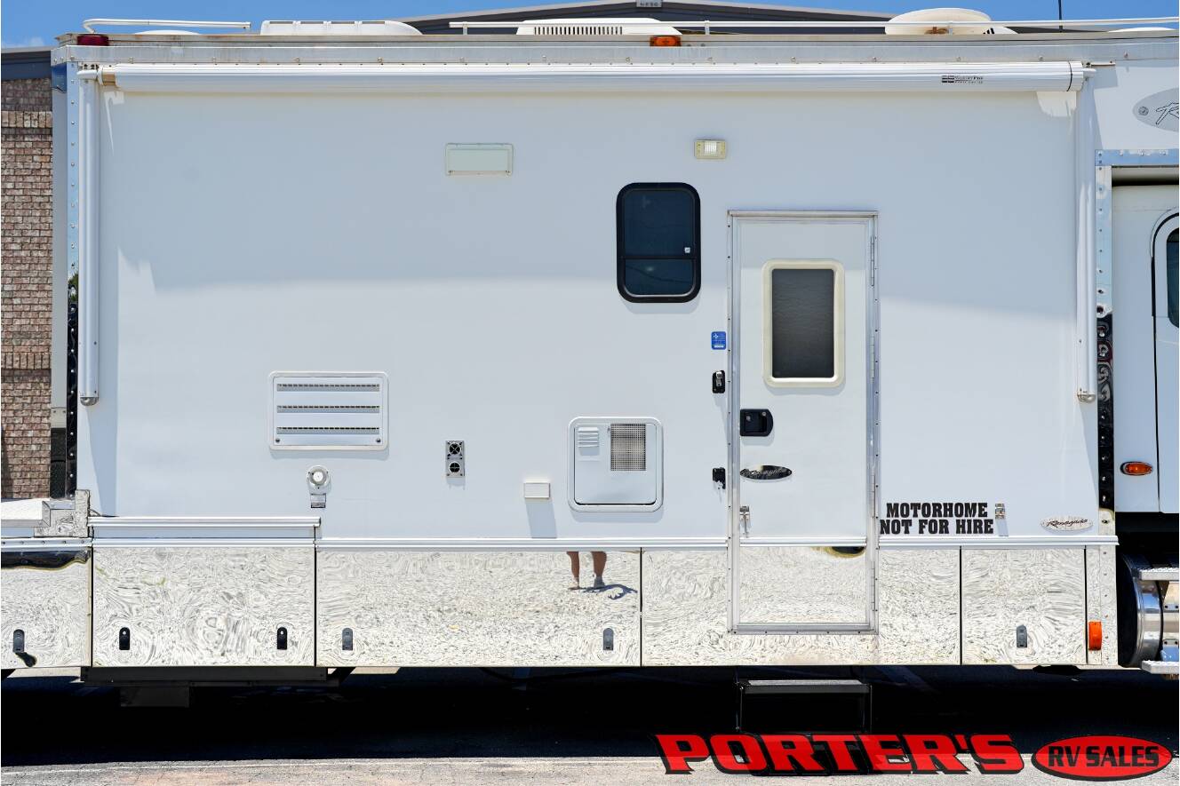 A photo of this 2004 Renegade Sport Deck 17TLQ Toterhome
