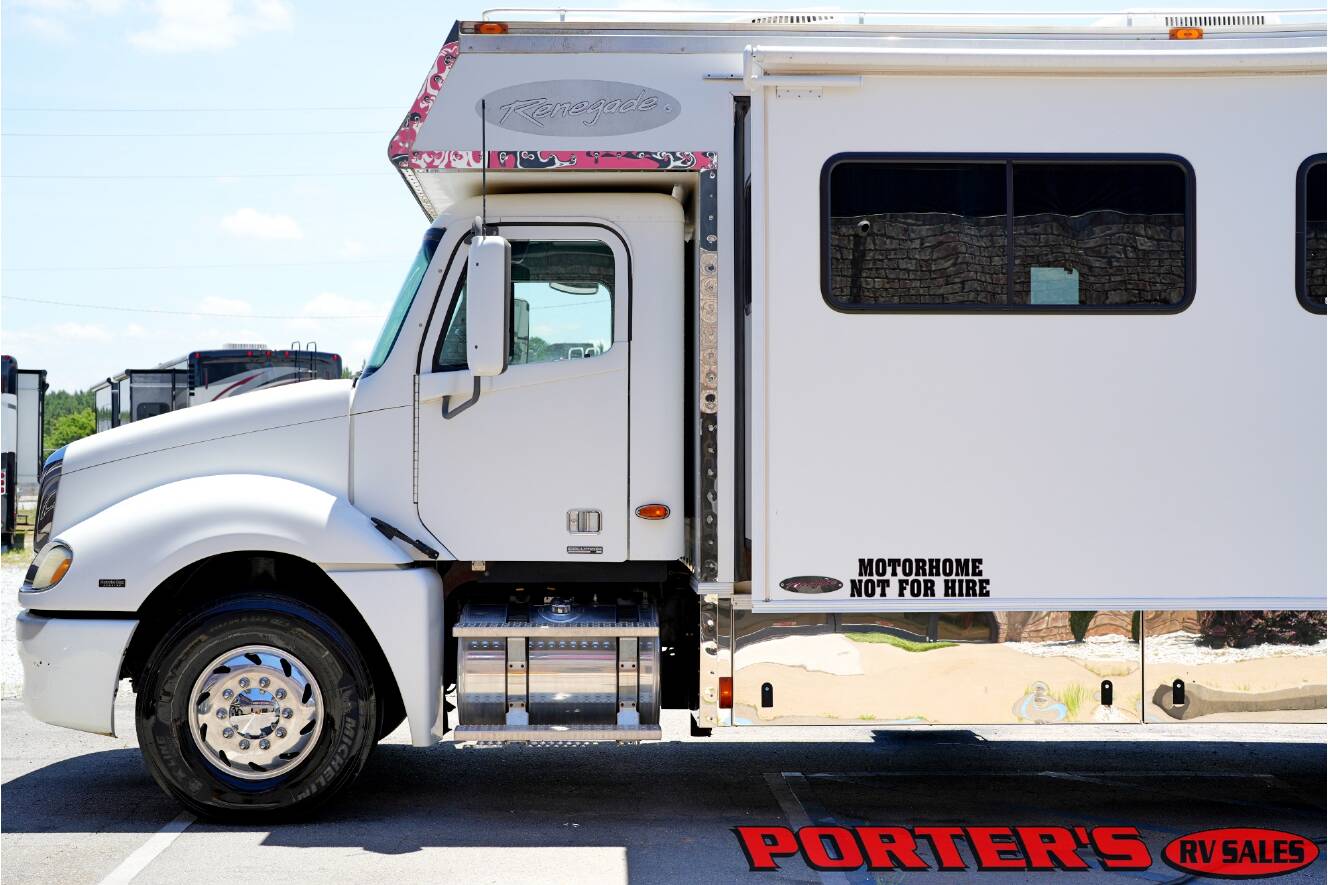 A photo of this 2004 Renegade Sport Deck 17TLQ Toterhome