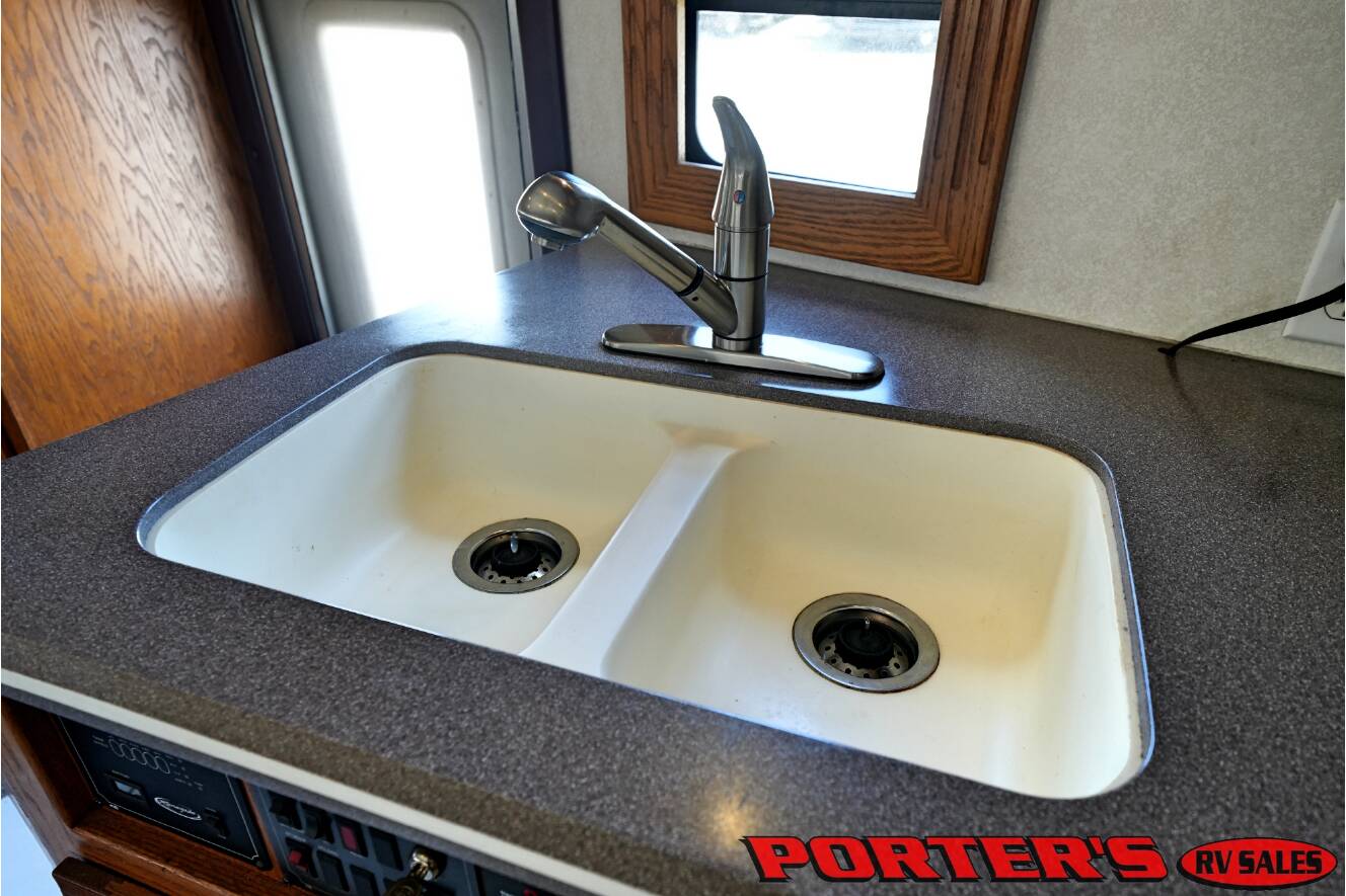 A photo of this 2004 Renegade Sport Deck 17TLQ Toterhome