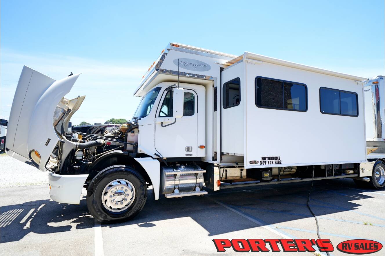A photo of this 2004 Renegade Sport Deck 17TLQ Toterhome