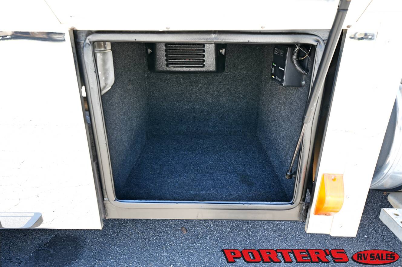 A photo of this 2004 Renegade Sport Deck 17TLQ Toterhome