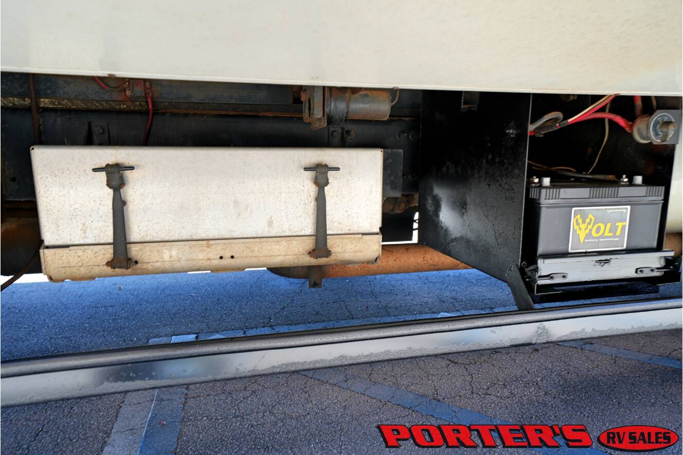 A photo of this 2004 Renegade Sport Deck 17TLQ Toterhome