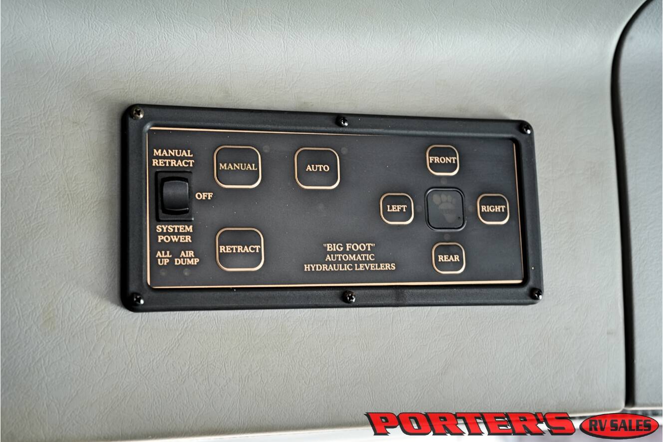 A photo of this 2004 Renegade Sport Deck 17TLQ Toterhome