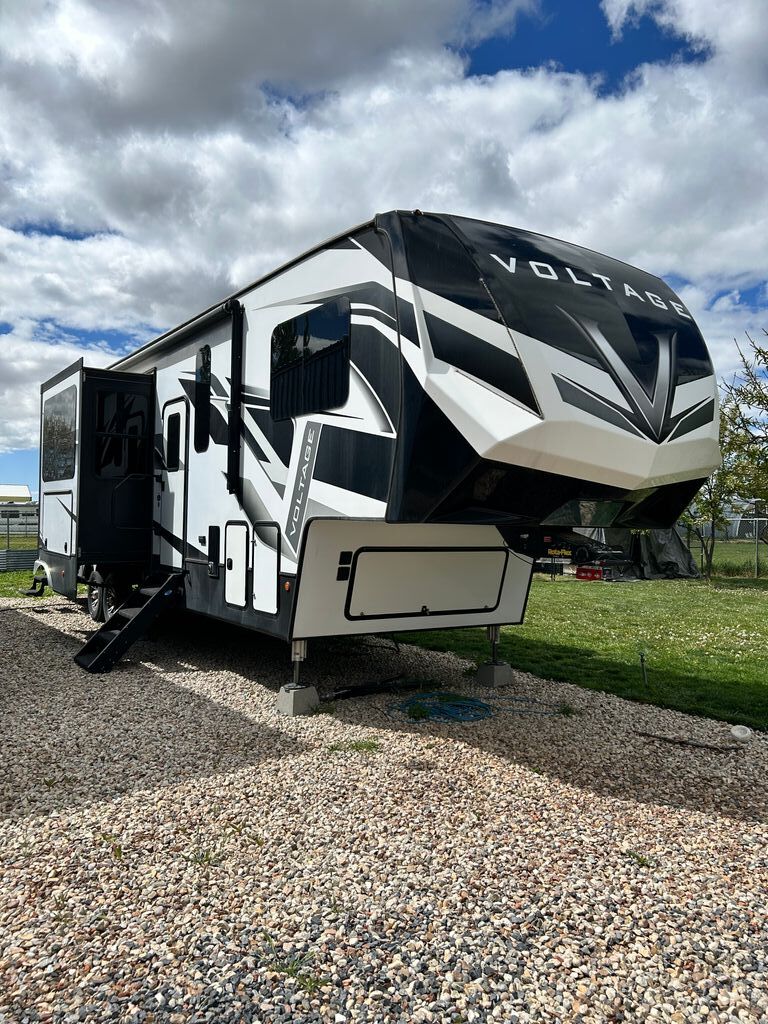 2020 Dutchmen Voltage 3635 in plain UT