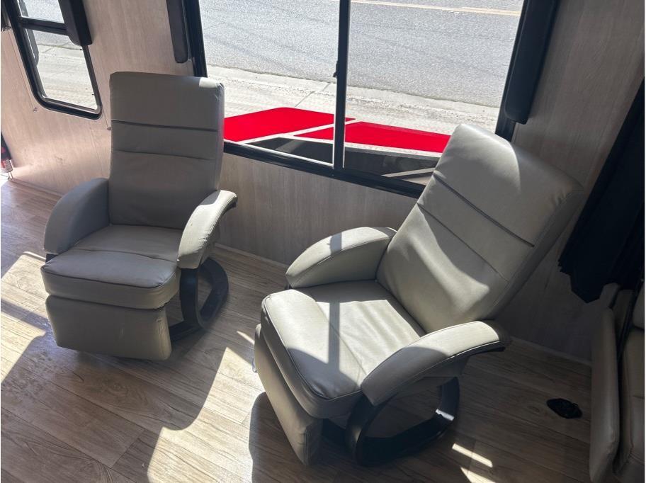 Used 2023 Genesis Supreme Blaz'n 3219BCRXL For Sale in Madera, CA