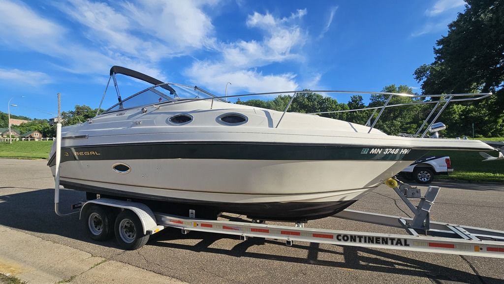 1999 Regal Commodore 258 in red wing MN