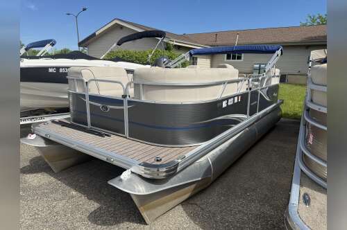 2019 Qwest 818 RLS LS EXT 824 LTZ in fenton MI
