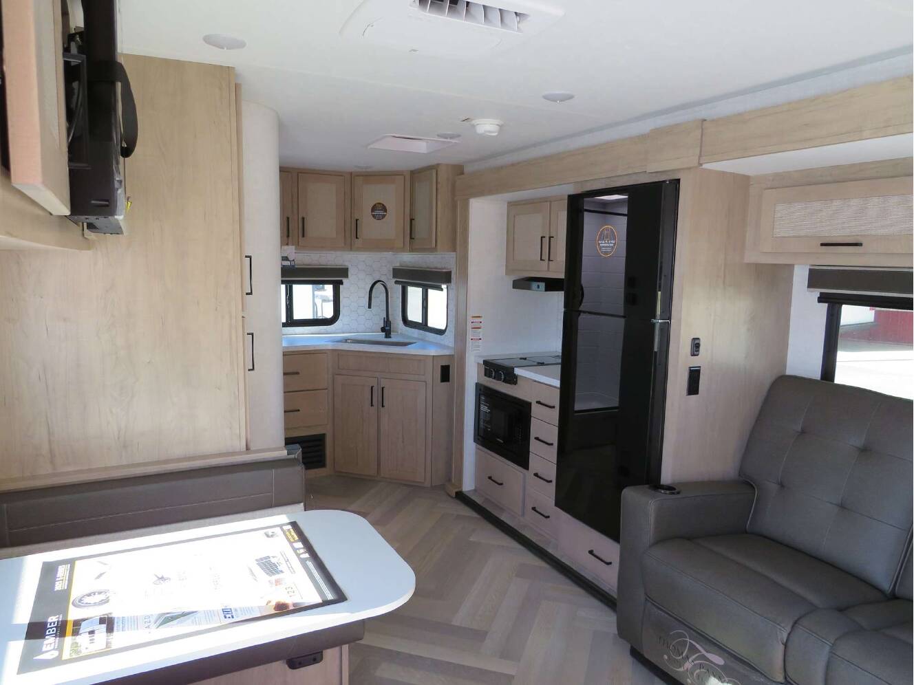 A photo of this 2026 Ember E-SERIES 22MLQ