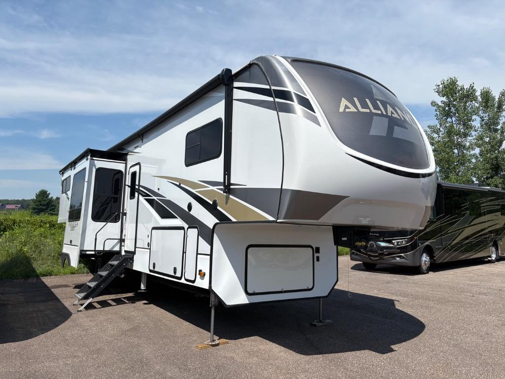 2021 Alliance Rv Paradigm 365RD in bloomer WI