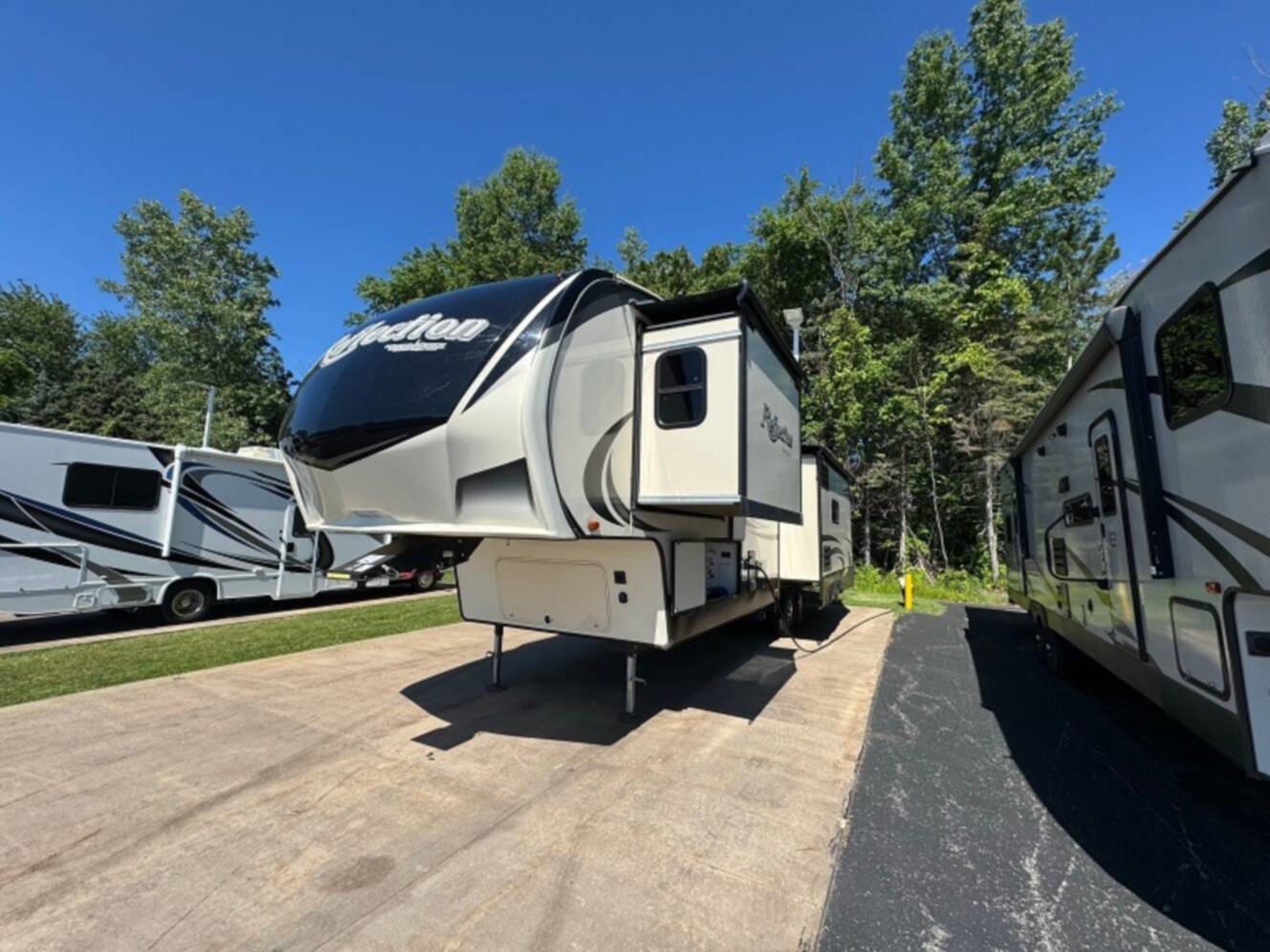 A photo of this 2020 Grand Design Reflection 337RLS