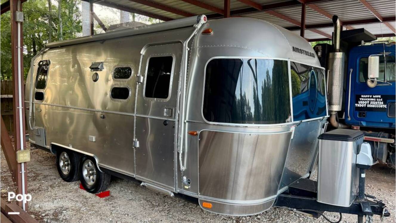A photo of this 2017 Airstream Flying Cloud 23D