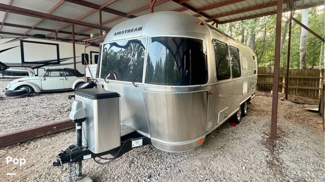 A photo of this 2017 Airstream Flying Cloud 23D