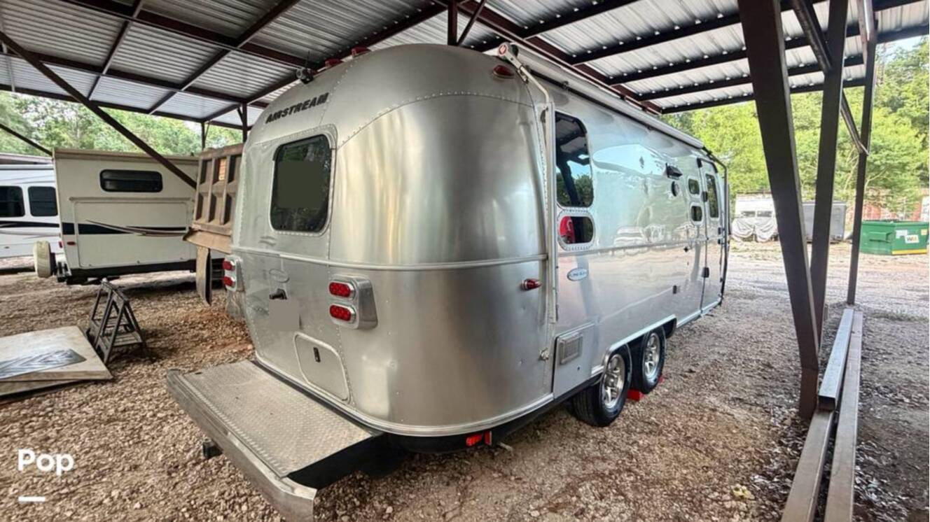 A photo of this 2017 Airstream Flying Cloud 23D