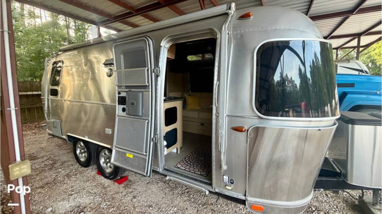 A photo of this 2017 Airstream Flying Cloud 23D