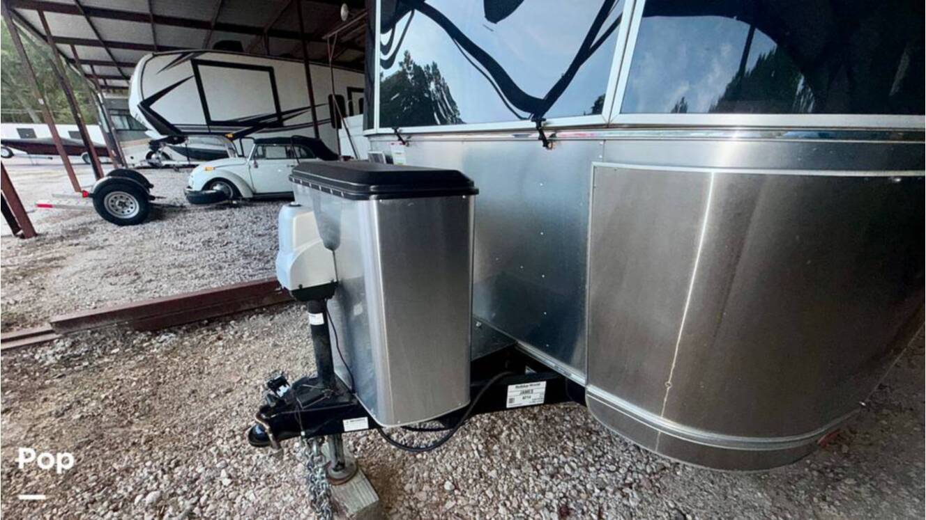 A photo of this 2017 Airstream Flying Cloud 23D