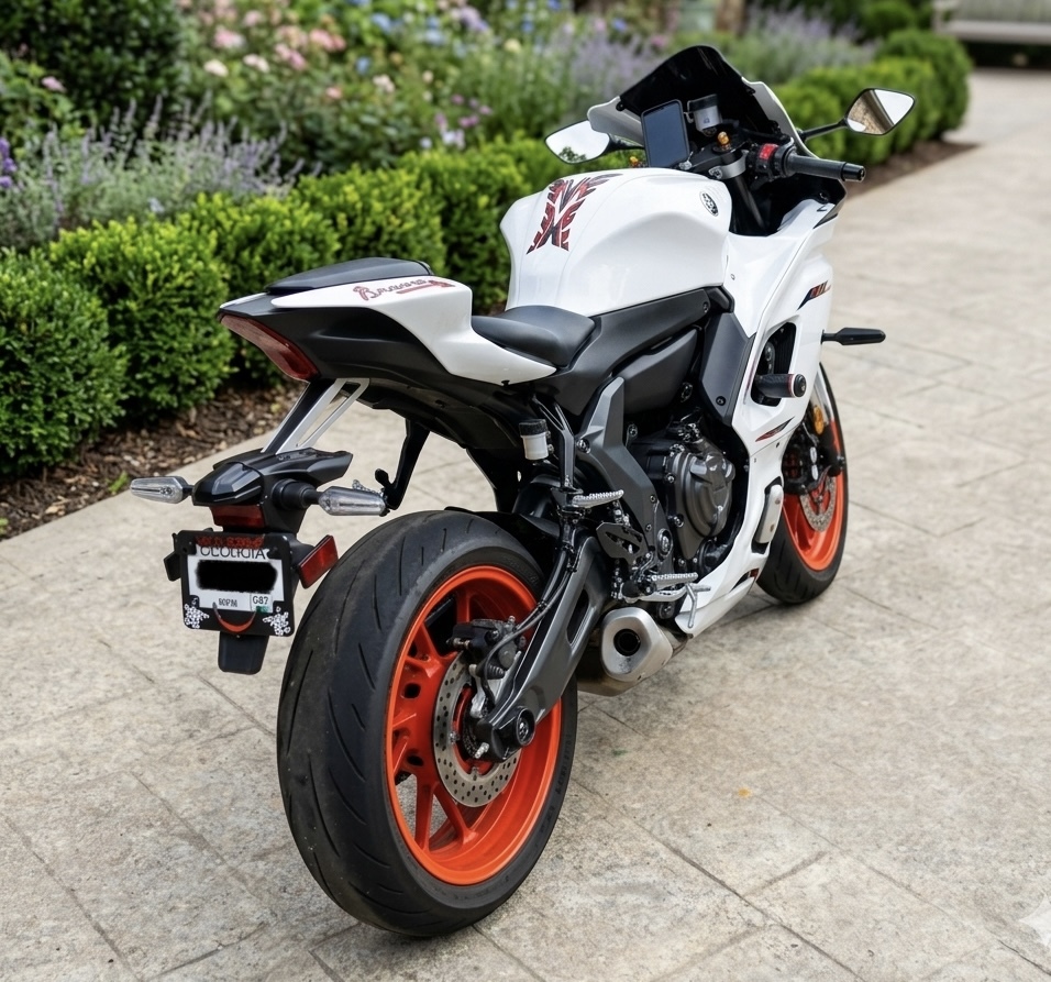 2023 Yamaha YZF R7 Sportbike motorcycle