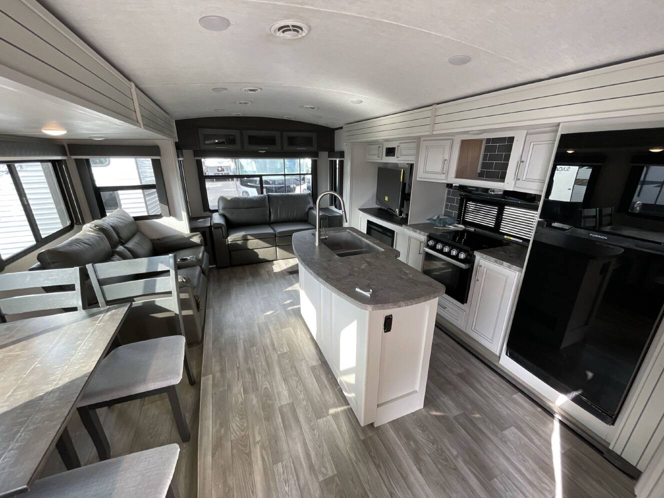A photo of this 2024 Keystone COUGAR 33RLI