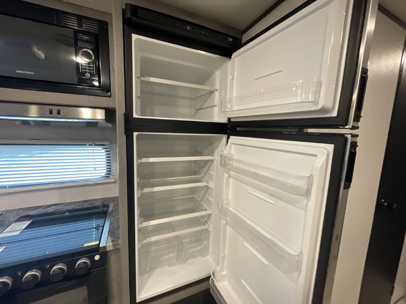 A photo of this 2022 Dutchmen KODIAK ULTRA LITE 283BHSL
