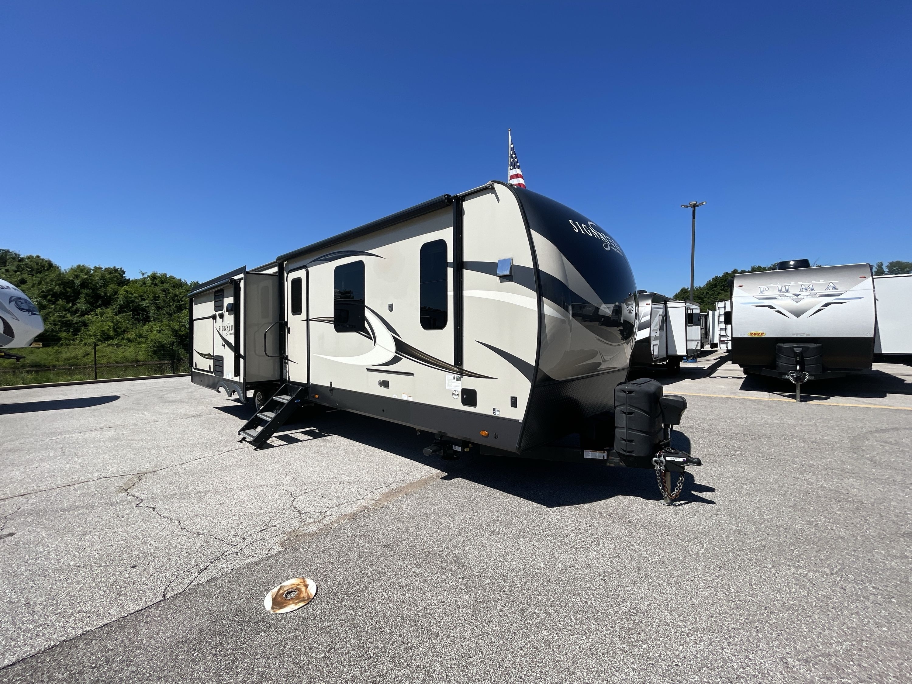 2021 Forest River ROCKWOOD SIGNATURE ULTRA LITE 8328SB in wentzville MO