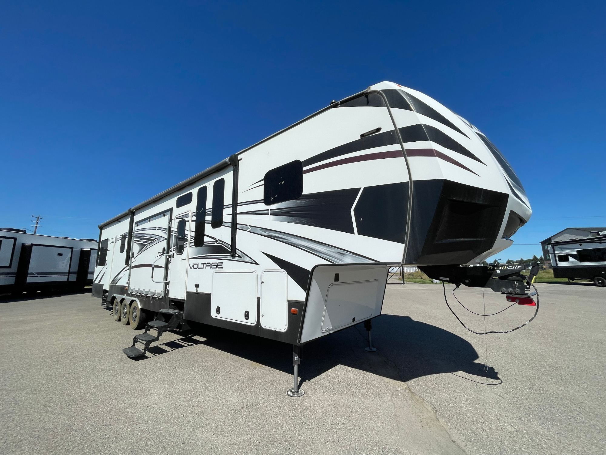 2016 Dutchmen VOLTAGE V-SERIES 3605 Fifth Wheel Toy Hauler RV