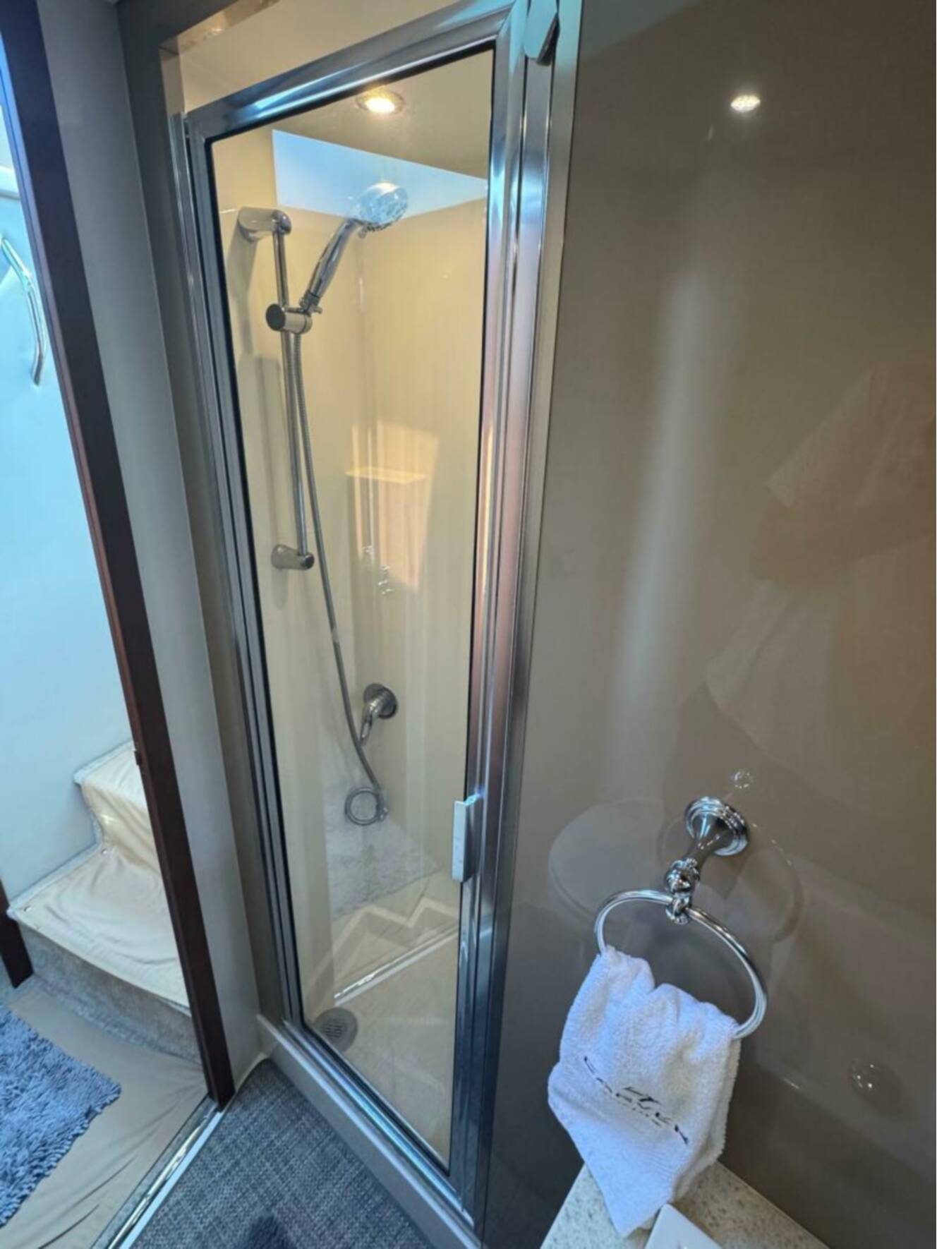A photo of this 2014 Carver C37
