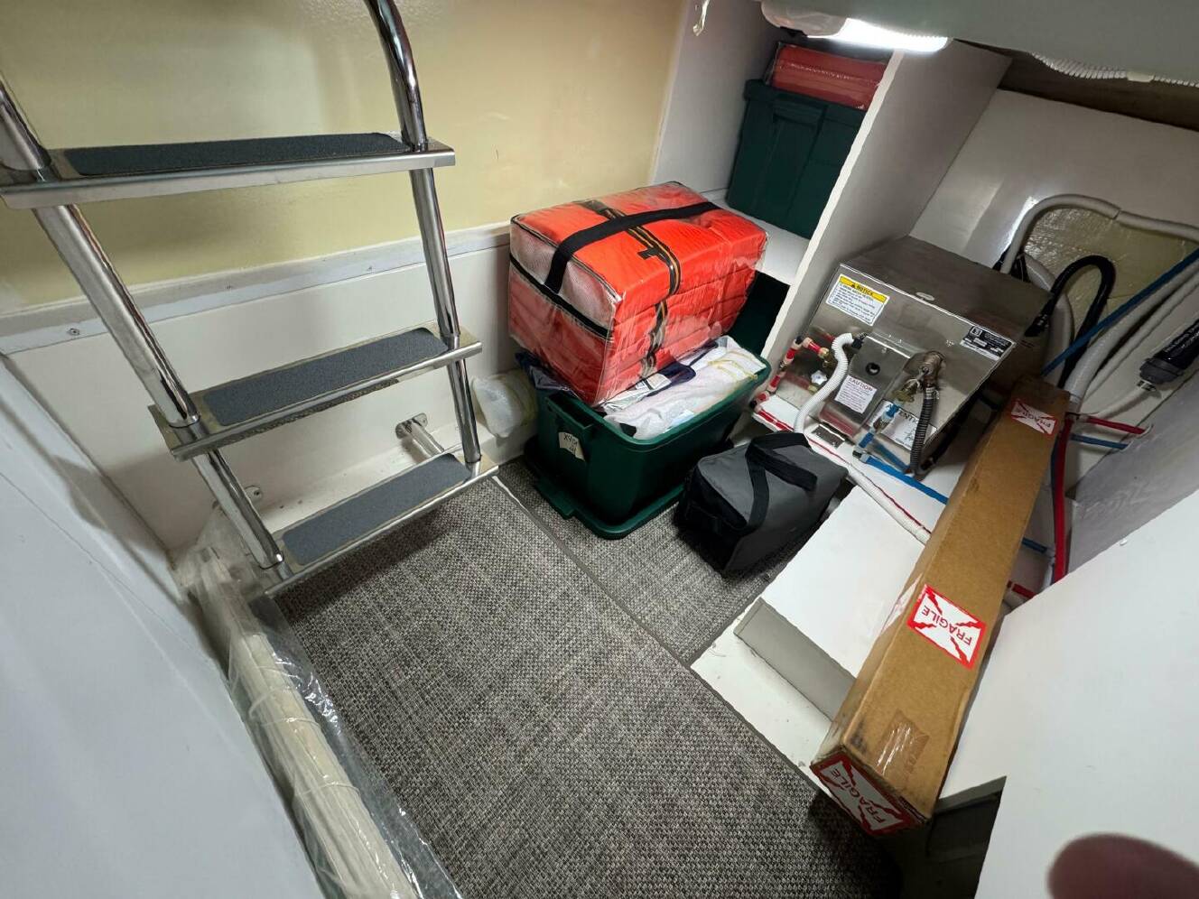 A photo of this 2014 Carver C37