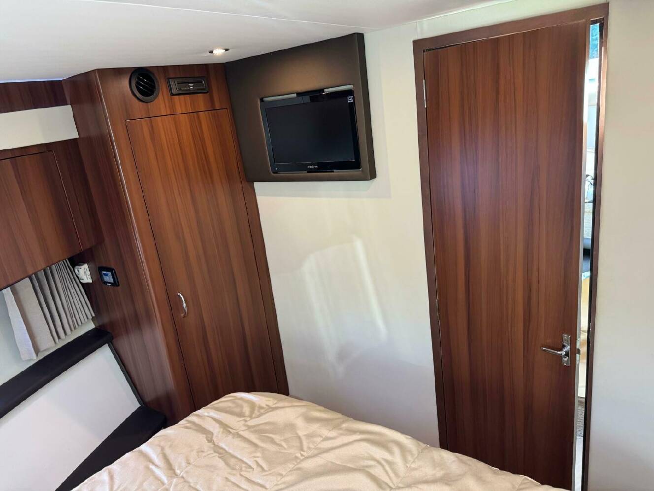 A photo of this 2014 Carver C37