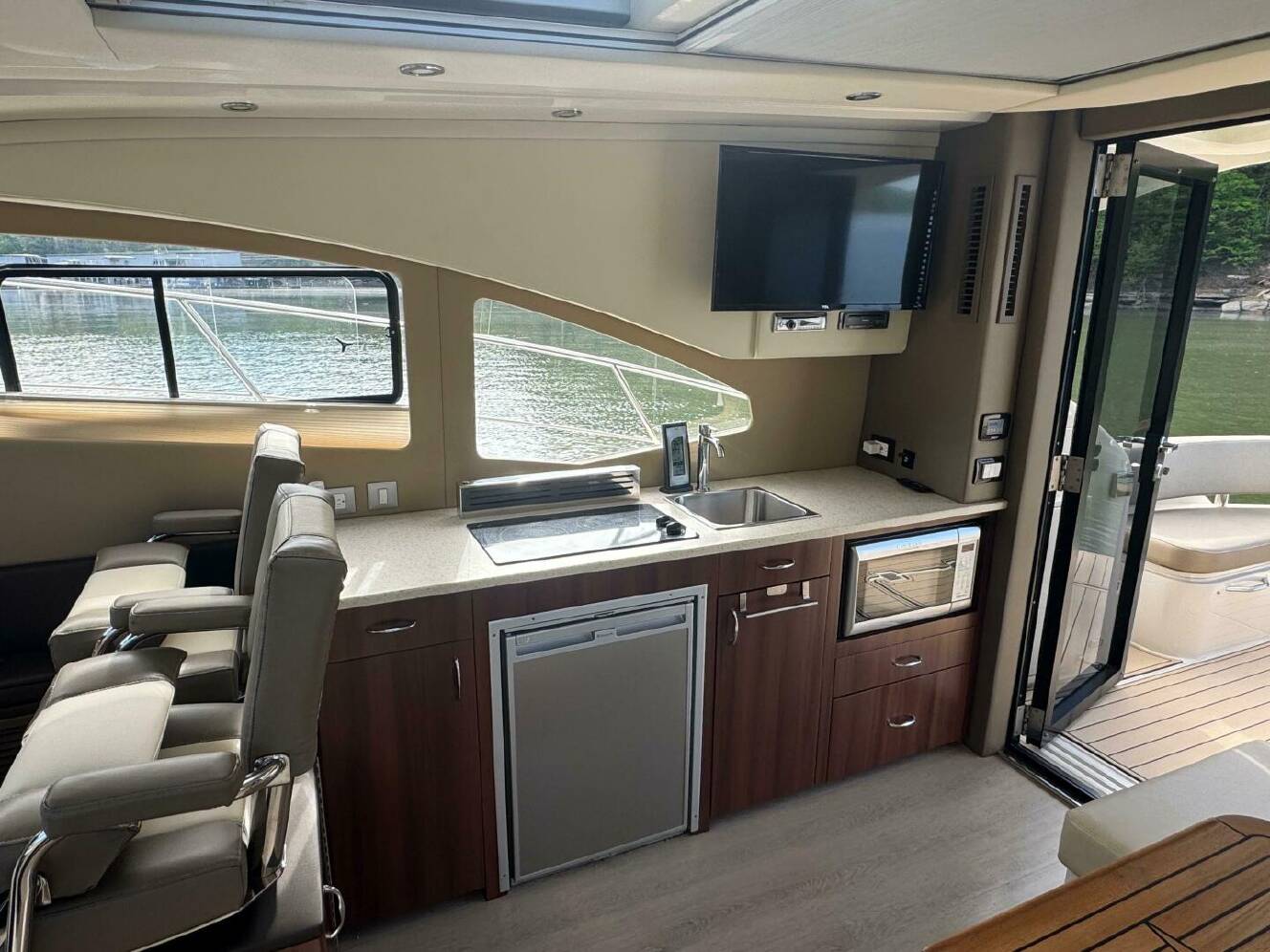A photo of this 2014 Carver C37