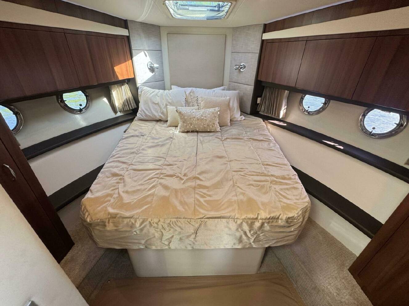 A photo of this 2014 Carver C37