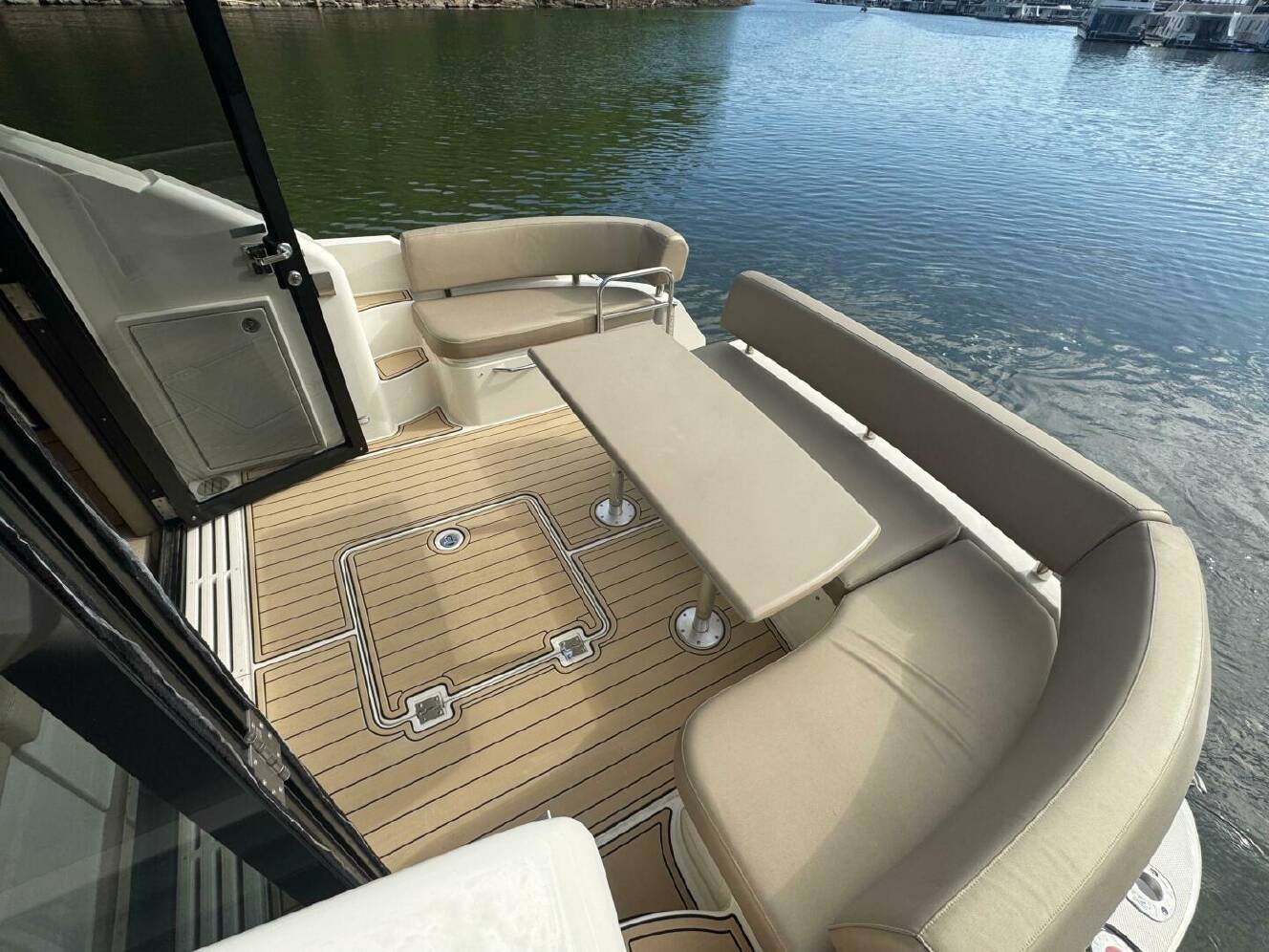 A photo of this 2014 Carver C37