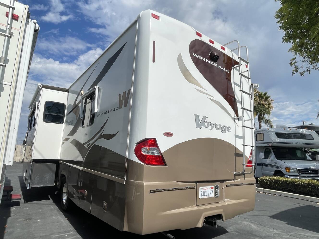 A photo of this 2006 Winnebago VOYAGE 33V