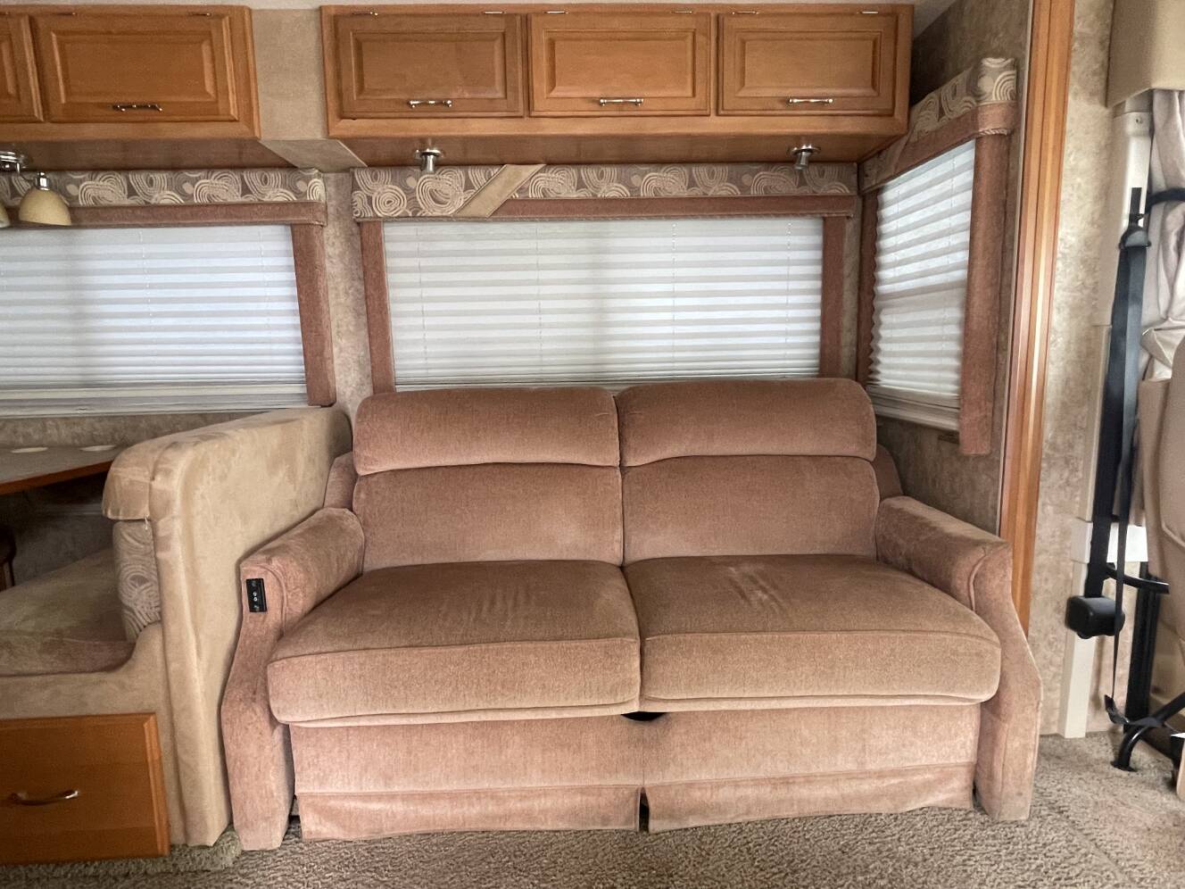 A photo of this 2006 Winnebago VOYAGE 33V