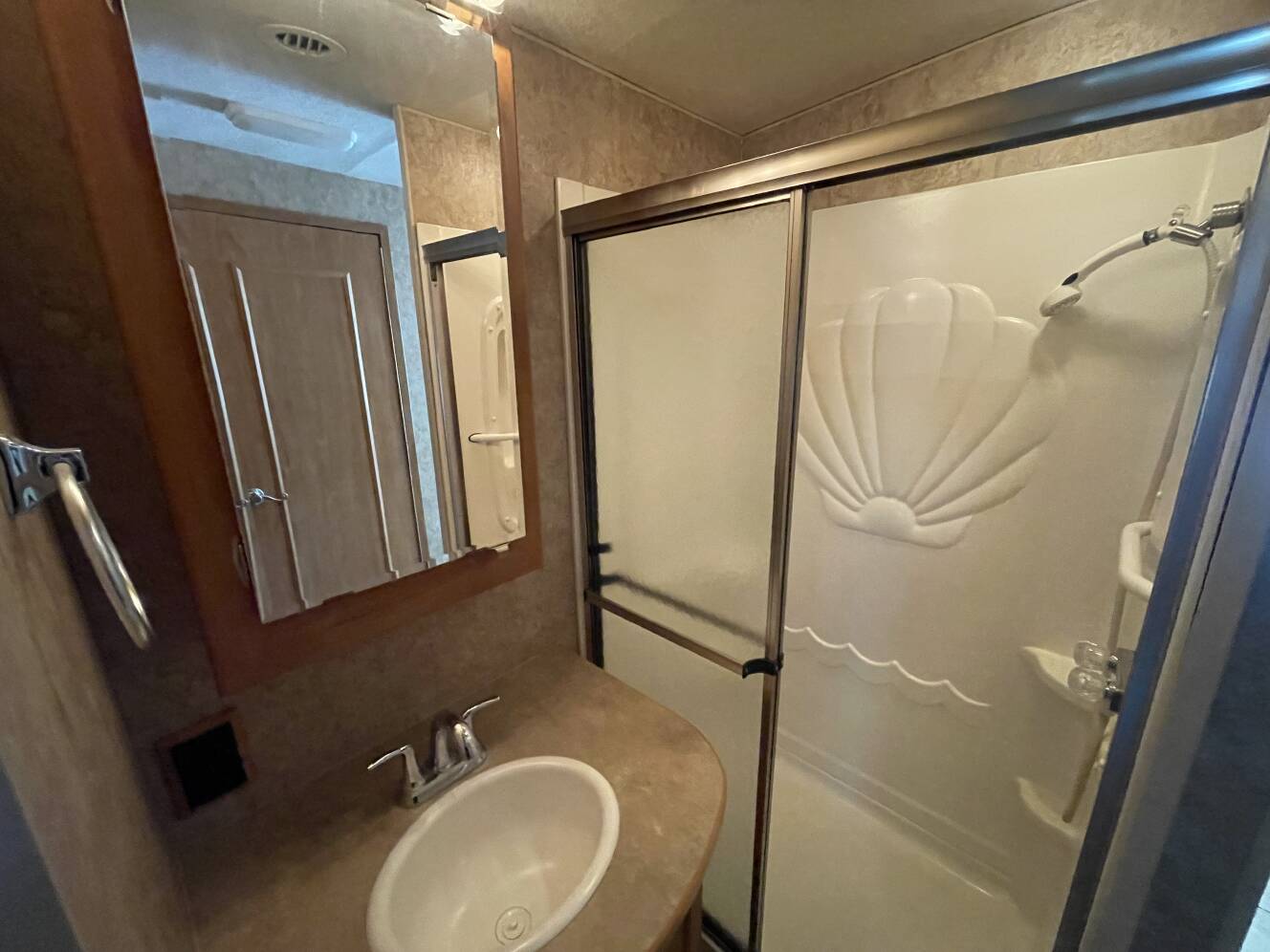 A photo of this 2006 Winnebago VOYAGE 33V