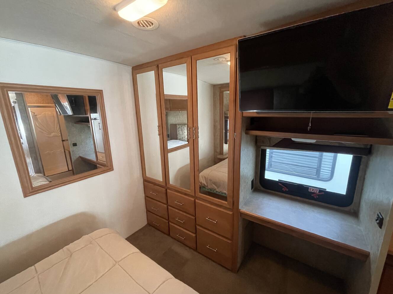 A photo of this 2006 Winnebago VOYAGE 33V