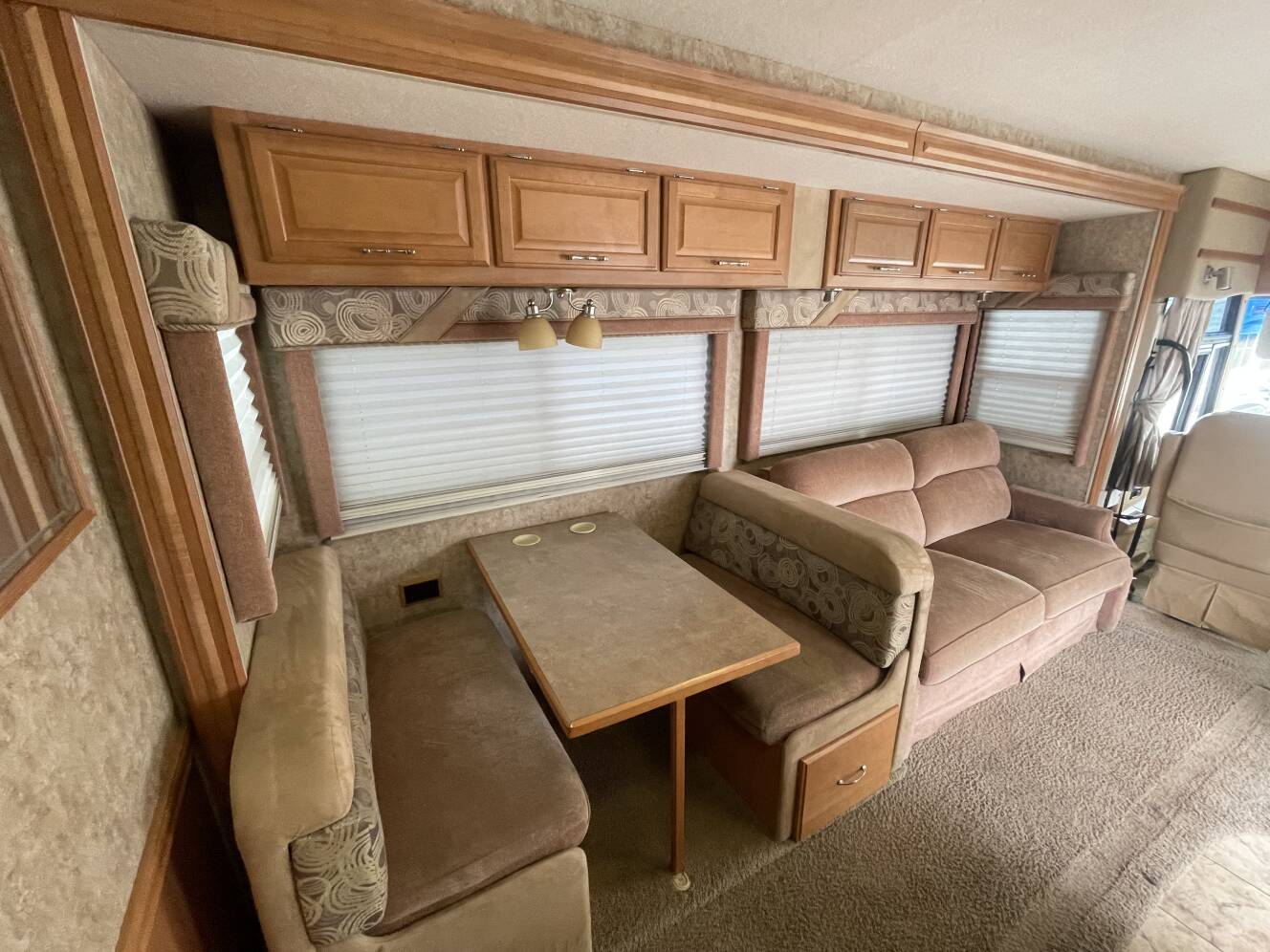A photo of this 2006 Winnebago VOYAGE 33V