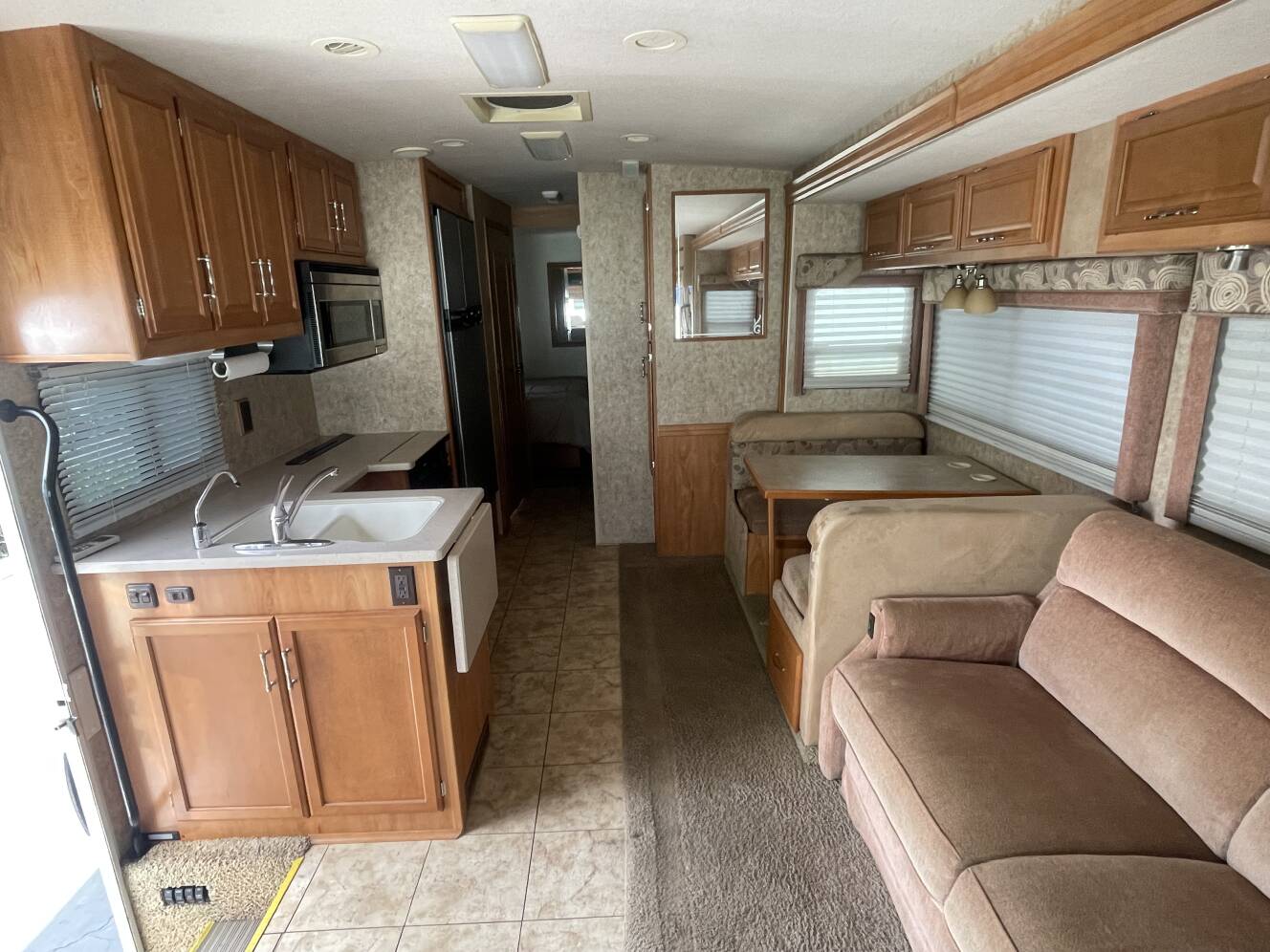 A photo of this 2006 Winnebago VOYAGE 33V