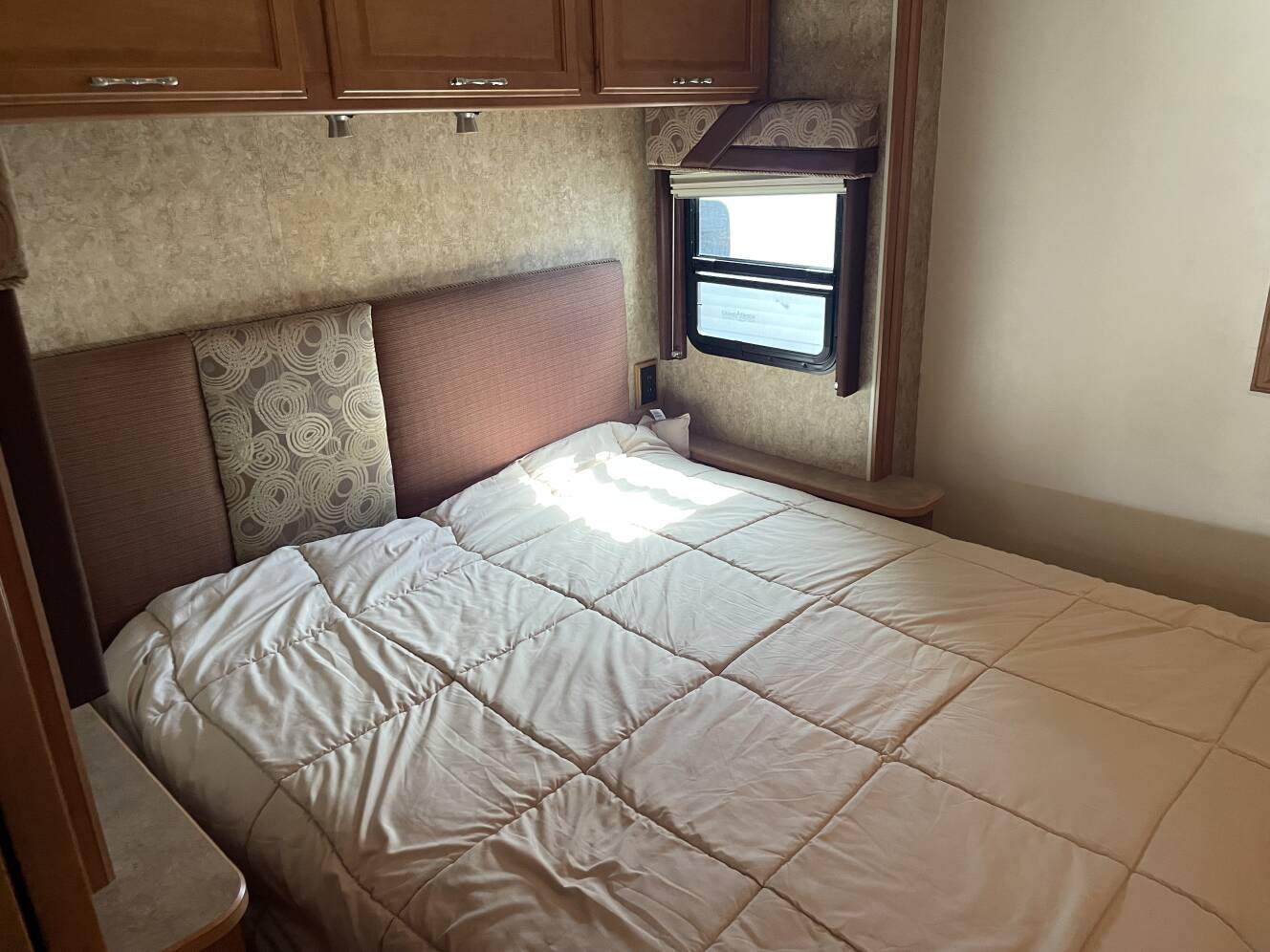 A photo of this 2006 Winnebago VOYAGE 33V