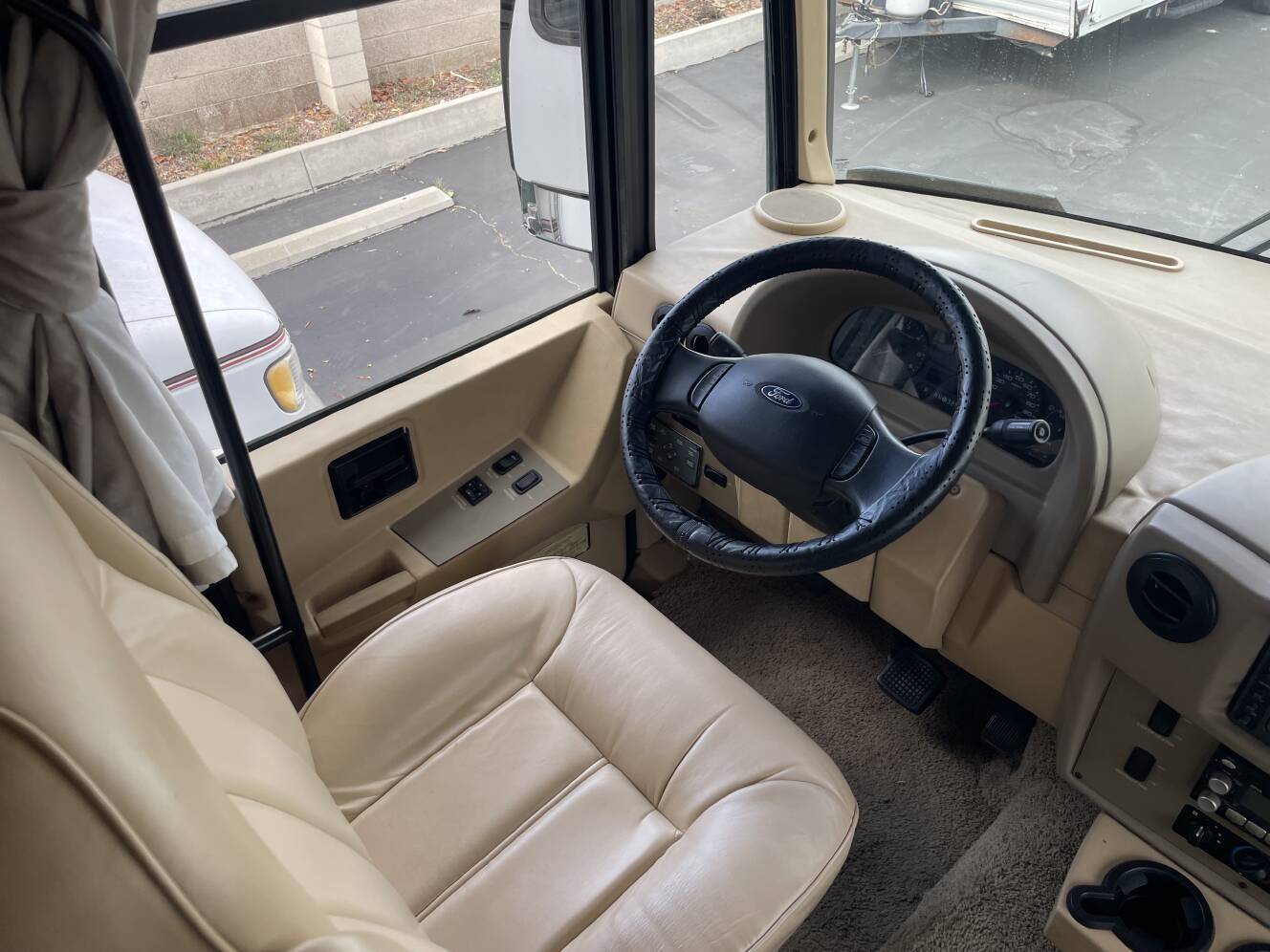 A photo of this 2006 Winnebago VOYAGE 33V