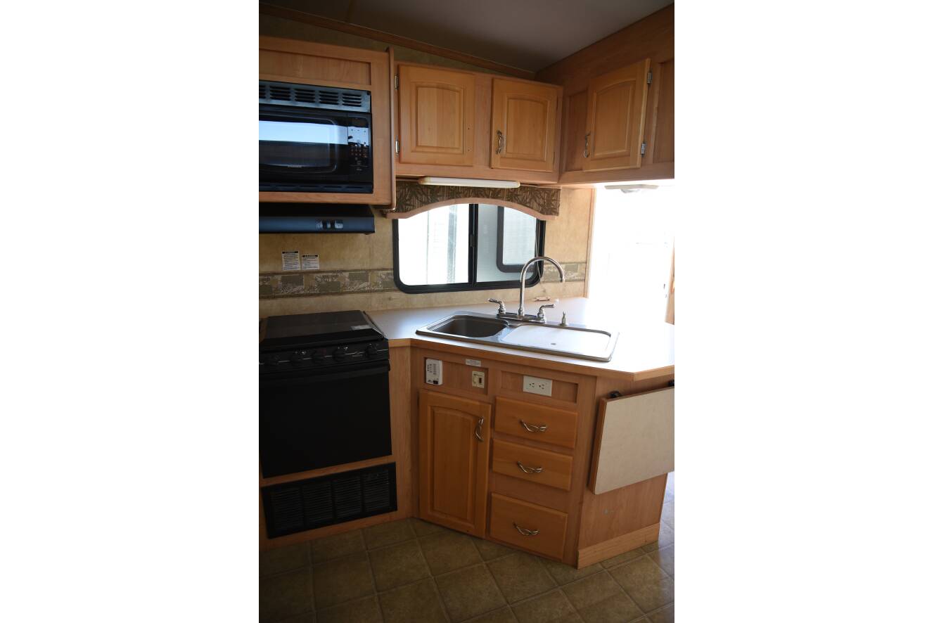 A photo of this 2007 Thor Motor Coach JAZZ 2550RL
