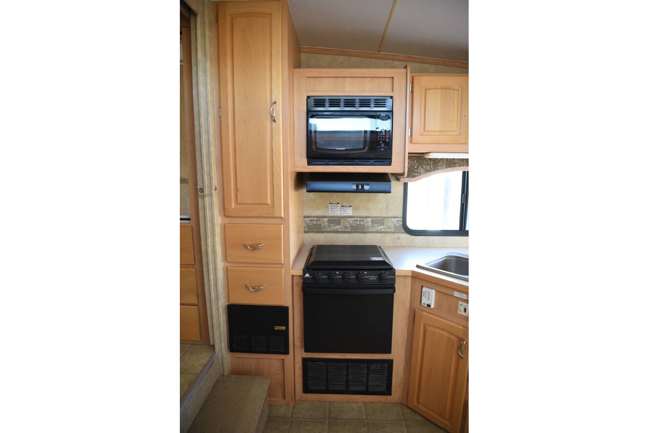 A photo of this 2007 Thor Motor Coach JAZZ 2550RL