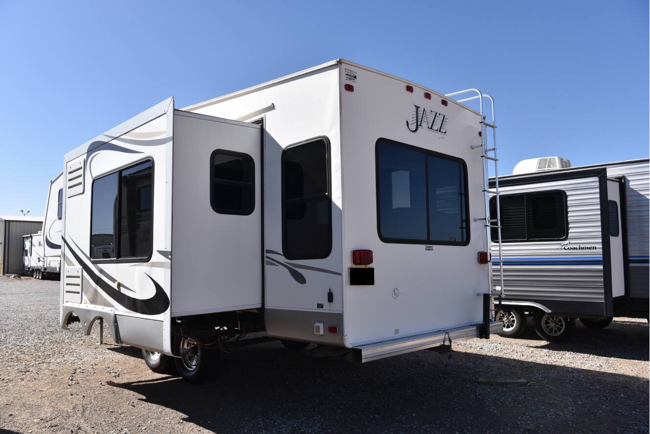 A photo of this 2007 Thor Motor Coach JAZZ 2550RL