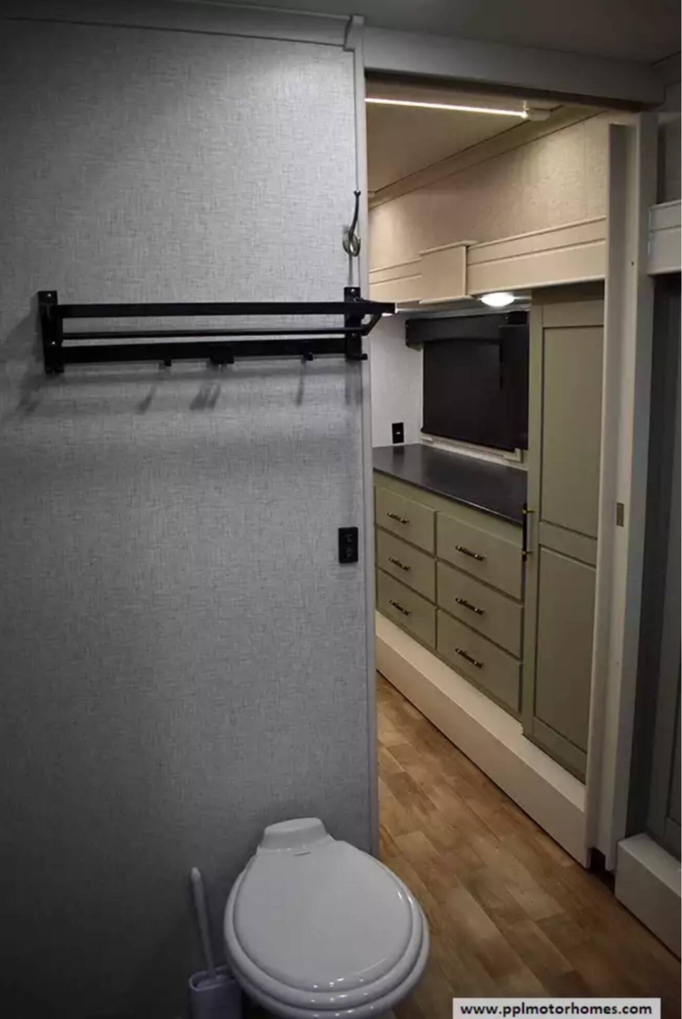 A photo of this 2024 Redwood REDWOOD RW4200FL